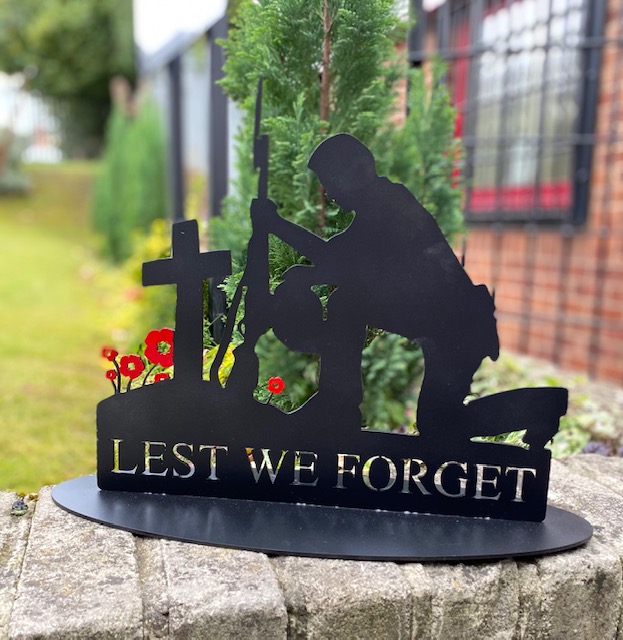 tommy kneel 2 Metal Lest We Forget Soldier Military Garden Silhouette Sculpture