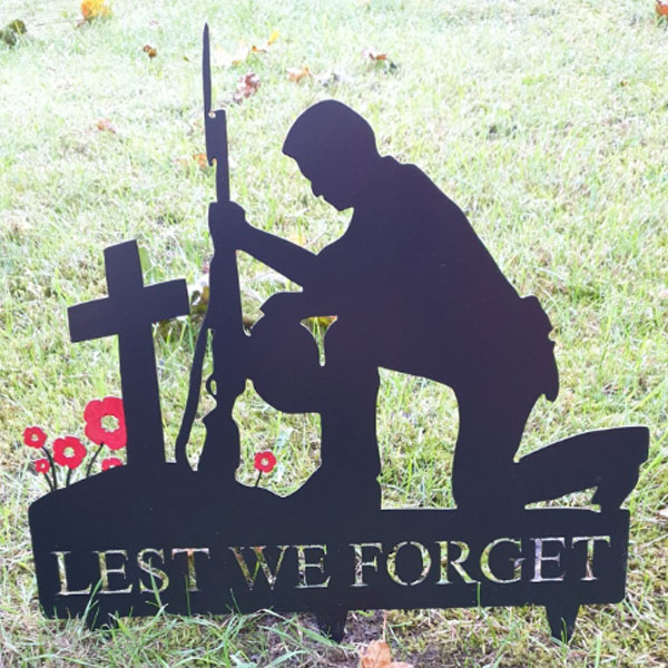 bla_kneelings-ldier